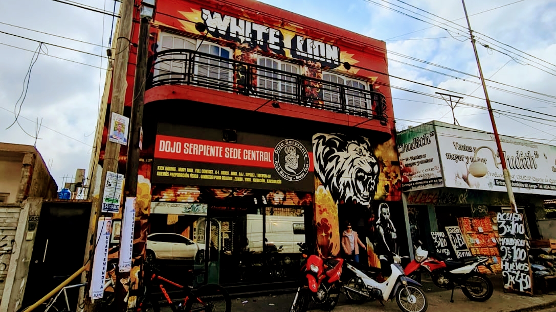 Fachada del Gimnasio White Lion